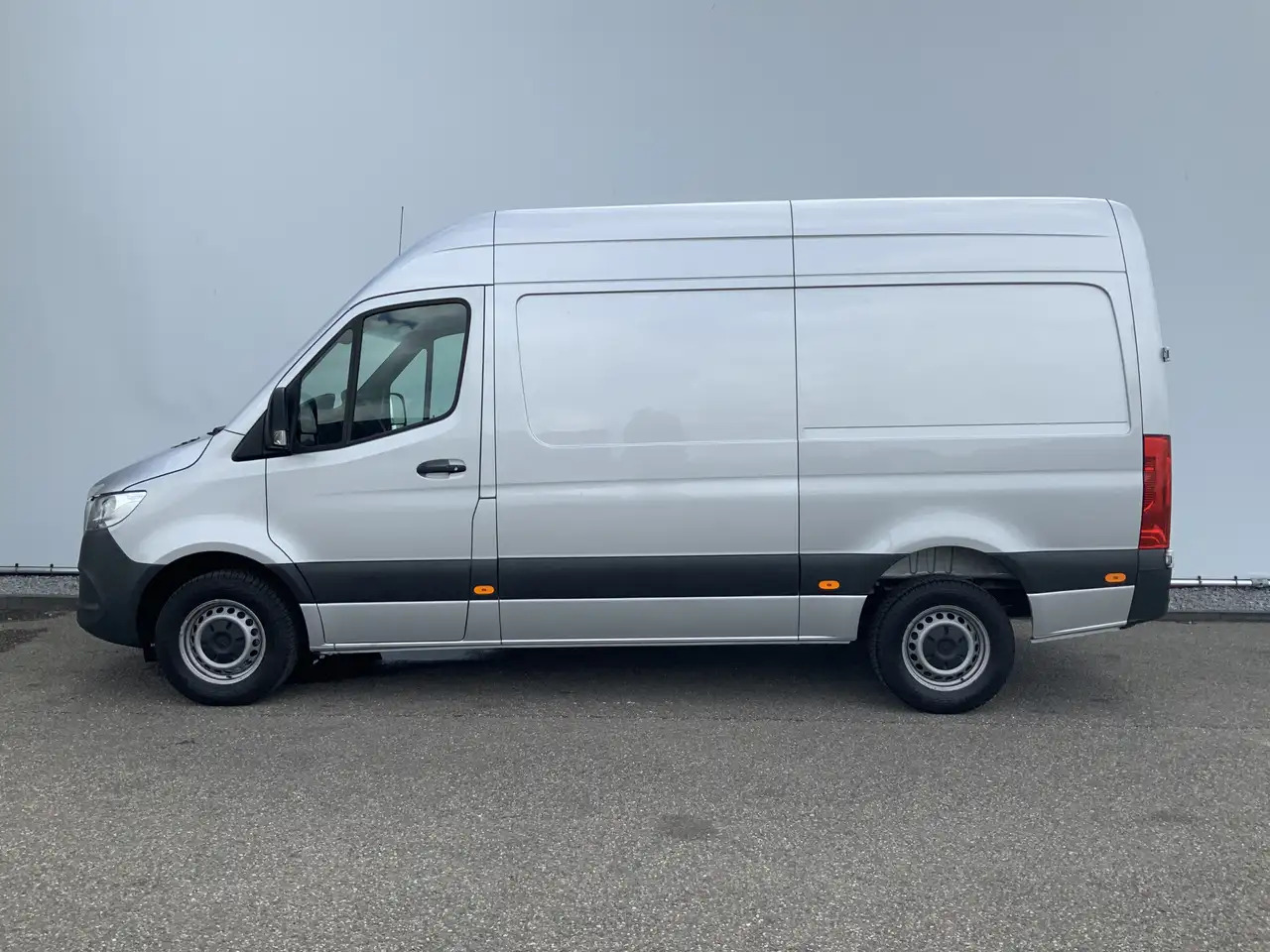 Mercedes-Benz Sprinter 315 1.9 CDI L2H2 Automaat 3 Zits Airco Navi Camera - Furgon: 2 kép. Mercedes-Benz Sprinter 315 1.9 CDI L2H2 Automaat 3 Zits Airco Navi Camera - Furgon: 2 kép.