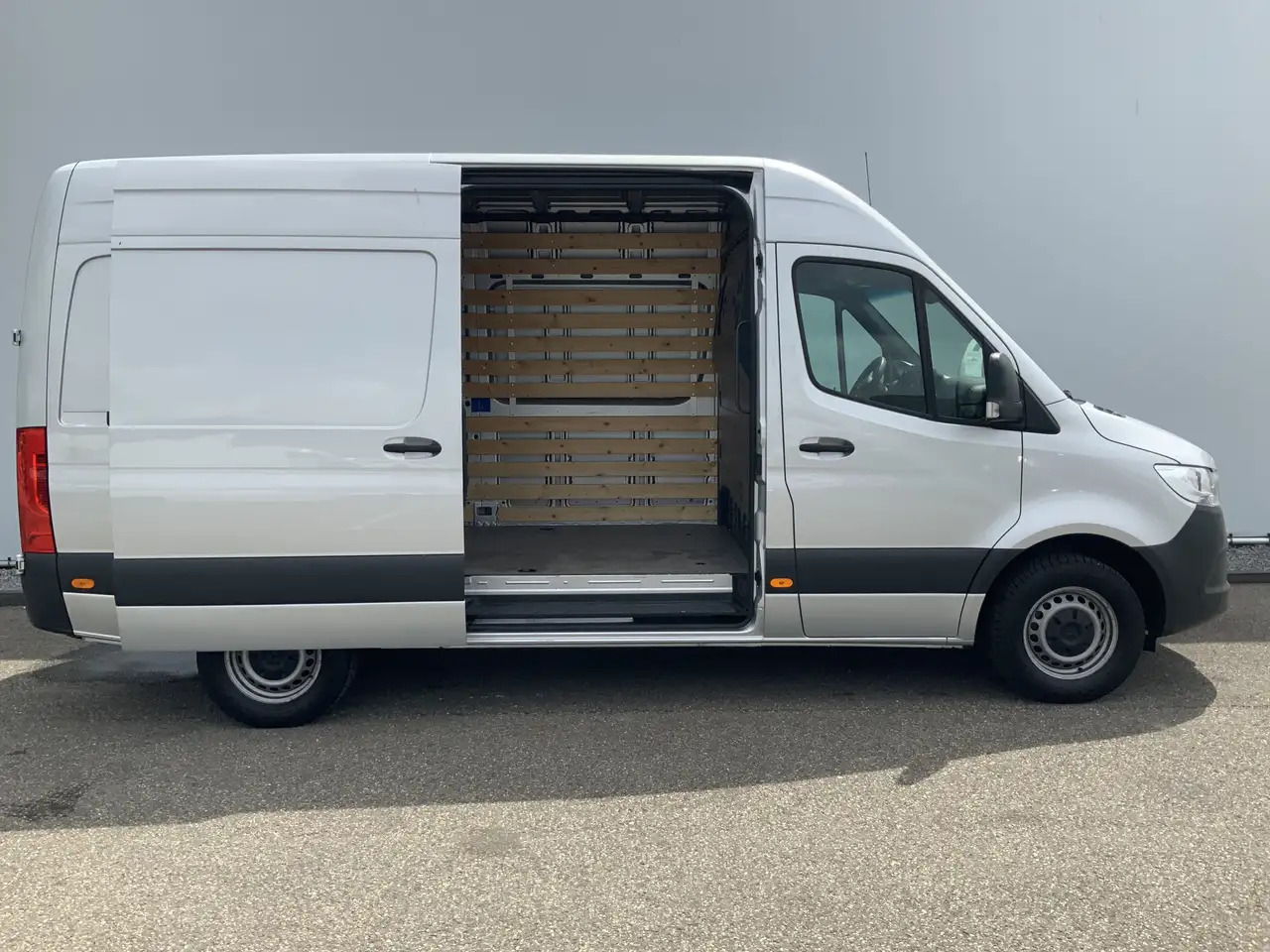 Furgon Mercedes-Benz Sprinter 315 1.9 CDI L2H2 Automaat 3 Zits Airco Navi Camera: 23 kép. Furgon Mercedes-Benz Sprinter 315 1.9 CDI L2H2 Automaat 3 Zits Airco Navi Camera: 23 kép.