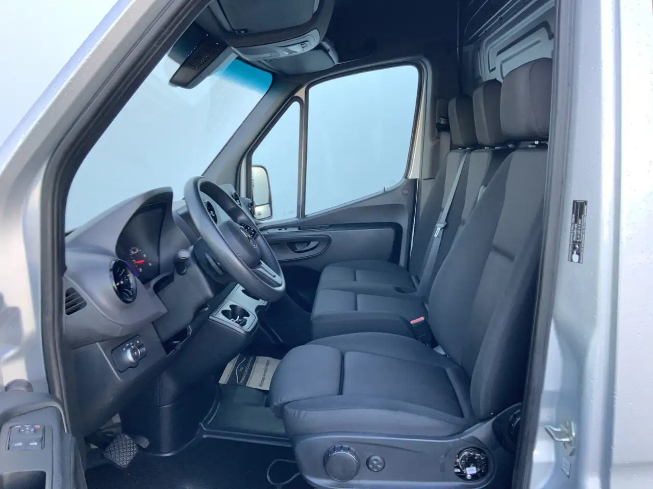 Mercedes-Benz Sprinter 315 1.9 CDI L2H2 Automaat 3 Zits Airco Navi Camera - Furgon: 4 kép. Mercedes-Benz Sprinter 315 1.9 CDI L2H2 Automaat 3 Zits Airco Navi Camera - Furgon: 4 kép.