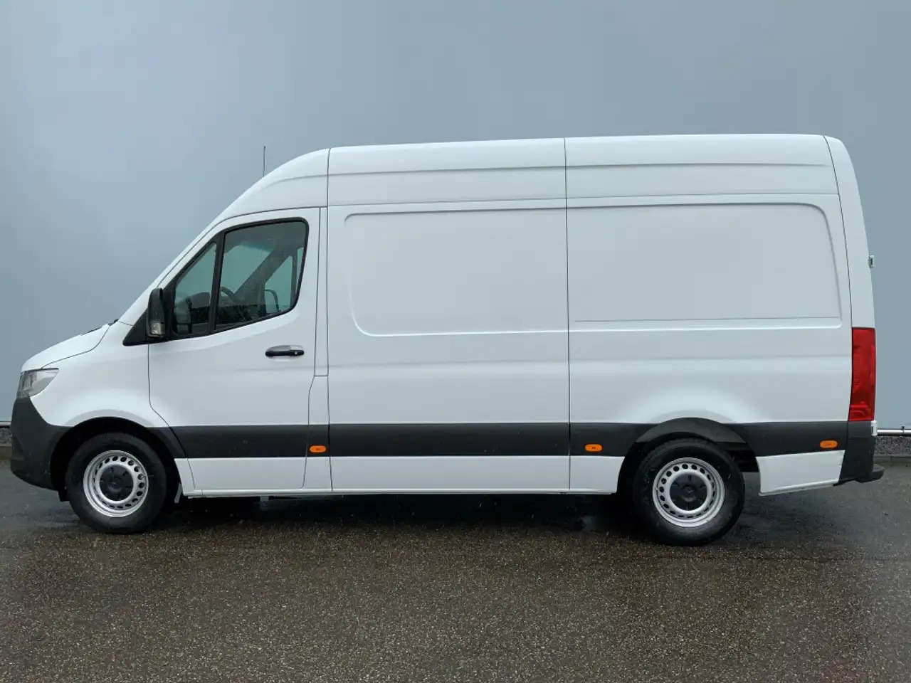 Mercedes-Benz Sprinter 316 2.2 CDI 366 L2 H2 Airco 2 Zits Euro 6 - Furgon: 4 kép. Mercedes-Benz Sprinter 316 2.2 CDI 366 L2 H2 Airco 2 Zits Euro 6 - Furgon: 4 kép.
