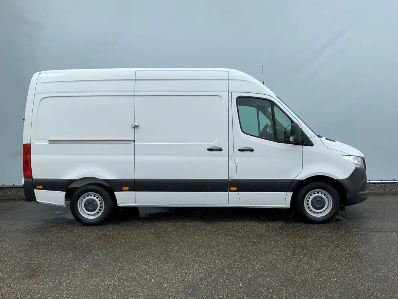 Mercedes-Benz Sprinter 316 2.2 CDI 366 L2 H2 Airco 2 Zits Euro 6 - Furgon: 3 kép. Mercedes-Benz Sprinter 316 2.2 CDI 366 L2 H2 Airco 2 Zits Euro 6 - Furgon: 3 kép.