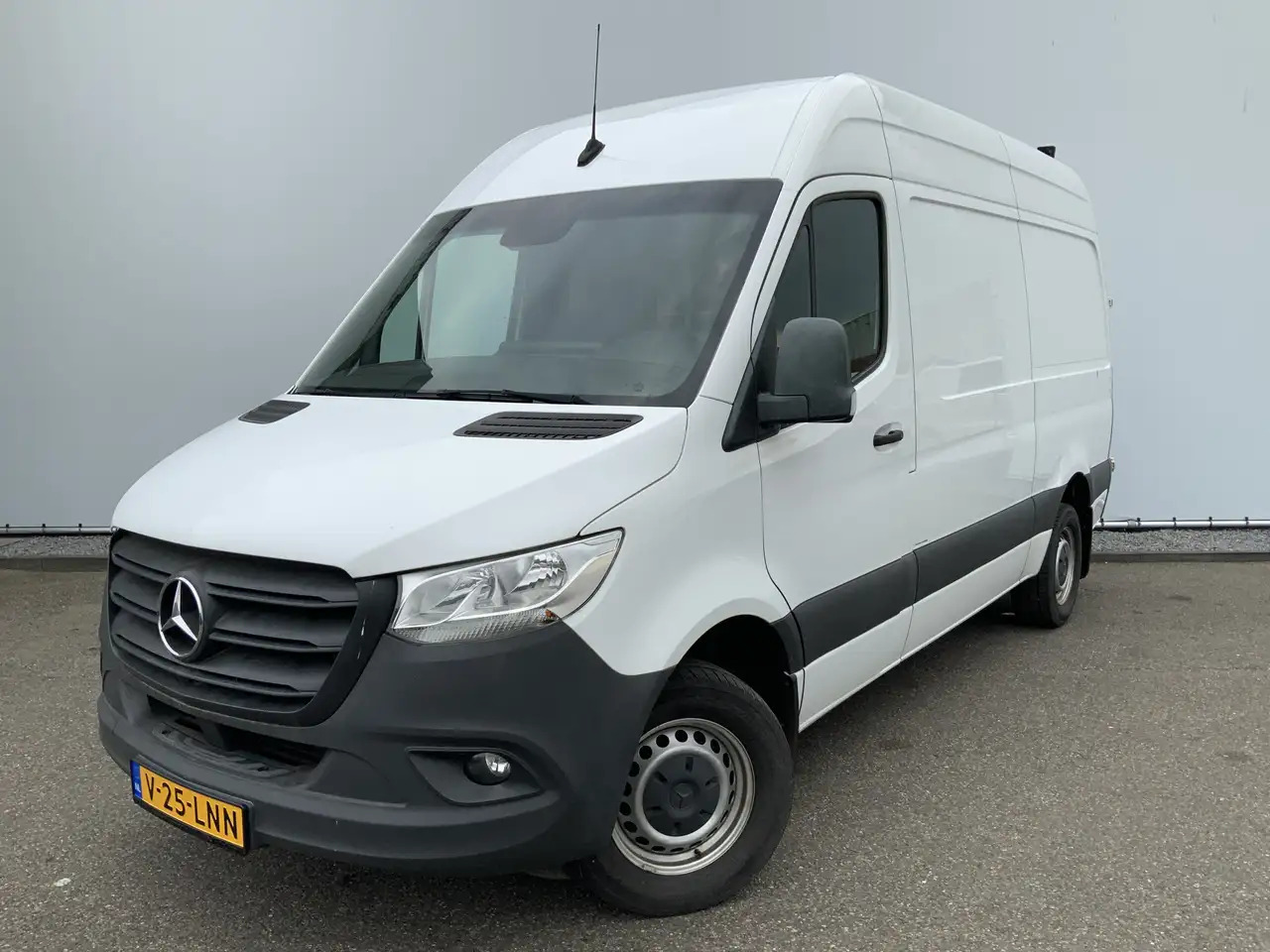 Mercedes-Benz Sprinter 316 2.2 CDI L2H2 Airco Cruise Camera Navi Trekhaak - Furgon: 1 kép. Mercedes-Benz Sprinter 316 2.2 CDI L2H2 Airco Cruise Camera Navi Trekhaak - Furgon: 1 kép.