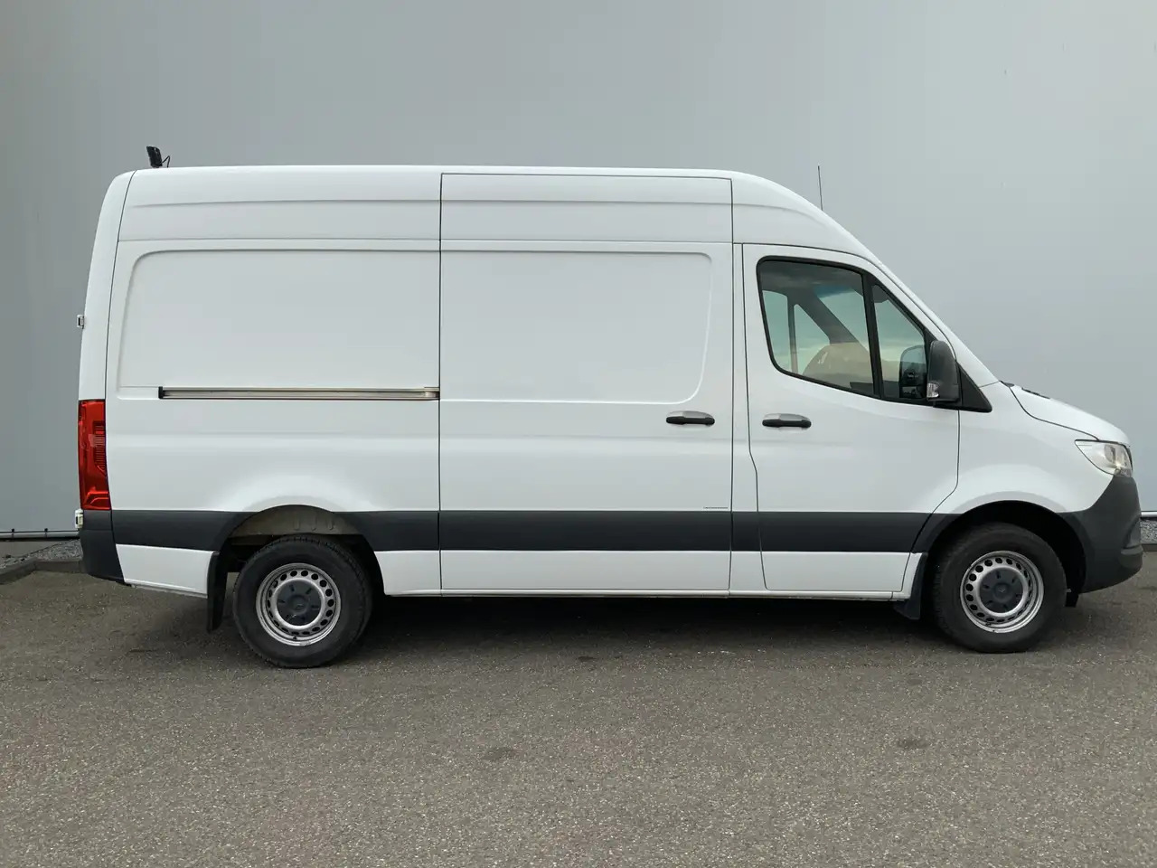 Furgon Mercedes-Benz Sprinter 316 2.2 CDI L2H2 Airco Cruise Camera Navi Trekhaak: 17 kép. Furgon Mercedes-Benz Sprinter 316 2.2 CDI L2H2 Airco Cruise Camera Navi Trekhaak: 17 kép.