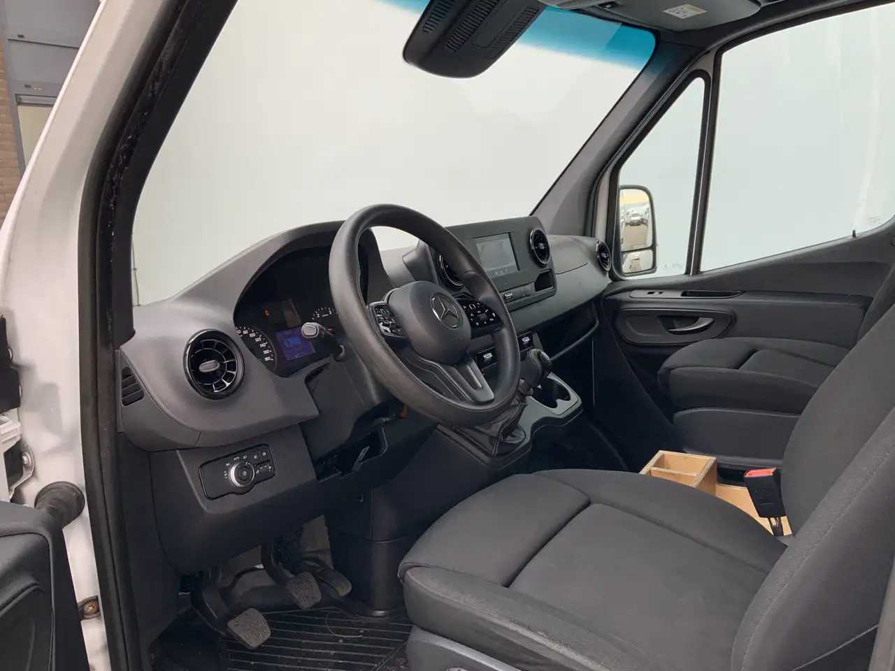 Mercedes-Benz Sprinter 316 2.2 CDI L2H2 Airco Cruise Camera Navi Trekhaak - Furgon: 4 kép. Mercedes-Benz Sprinter 316 2.2 CDI L2H2 Airco Cruise Camera Navi Trekhaak - Furgon: 4 kép.