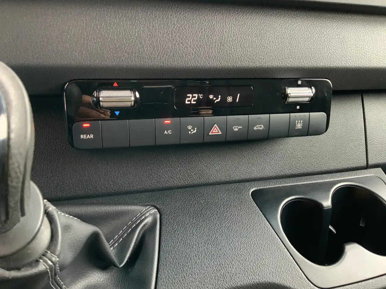 Furgon Mercedes-Benz Sprinter 316 2.2 CDI L2H2 Airco Cruise Camera Navi Trekhaak: 21 kép. Furgon Mercedes-Benz Sprinter 316 2.2 CDI L2H2 Airco Cruise Camera Navi Trekhaak: 21 kép.