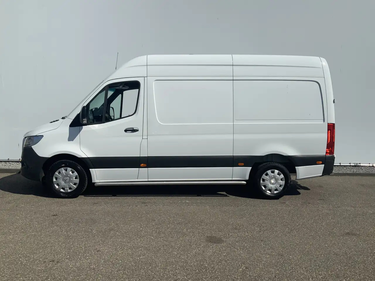 Mercedes-Benz Sprinter 316 2.2 CDI L2H2 DC Automaat Cruise Airco 3 Zits W - Furgon: 3 kép. Mercedes-Benz Sprinter 316 2.2 CDI L2H2 DC Automaat Cruise Airco 3 Zits W - Furgon: 3 kép.