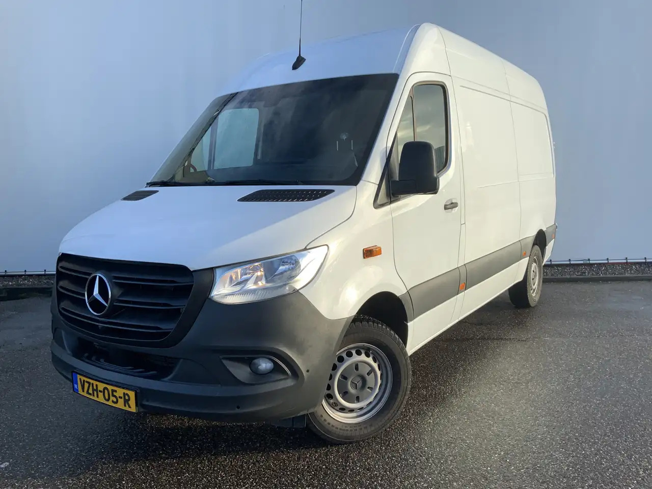 Mercedes-Benz Sprinter 317 1.9 CDI L2H2 RWD Cruise Airco 3 Zits Camera 36 - Furgon: 1 kép. Mercedes-Benz Sprinter 317 1.9 CDI L2H2 RWD Cruise Airco 3 Zits Camera 36 - Furgon: 1 kép.