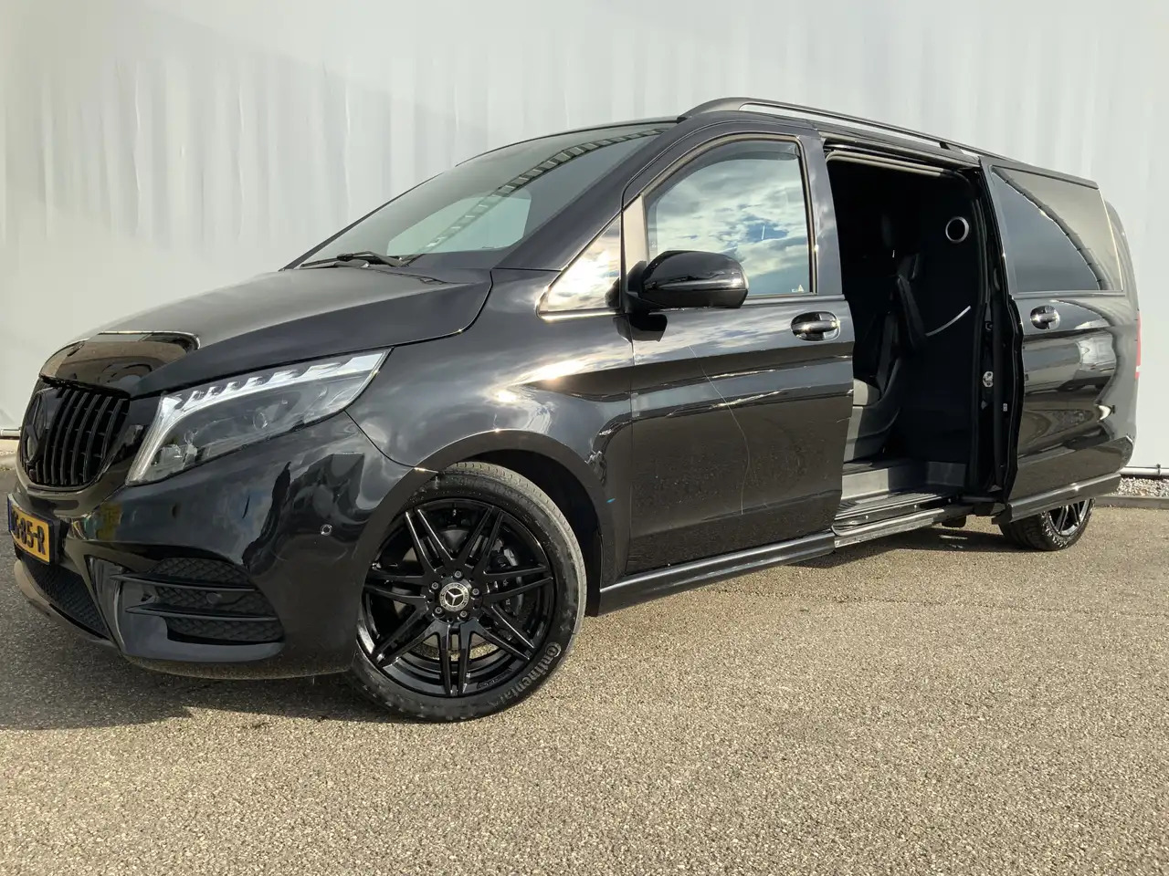 Mercedes-Benz V 300 300d Extra Lang Dub Cab Autom. Avantgarde Edition - Duplakabinos kisteherautó: 2 kép. Mercedes-Benz V 300 300d Extra Lang Dub Cab Autom. Avantgarde Edition - Duplakabinos kisteherautó: 2 kép.