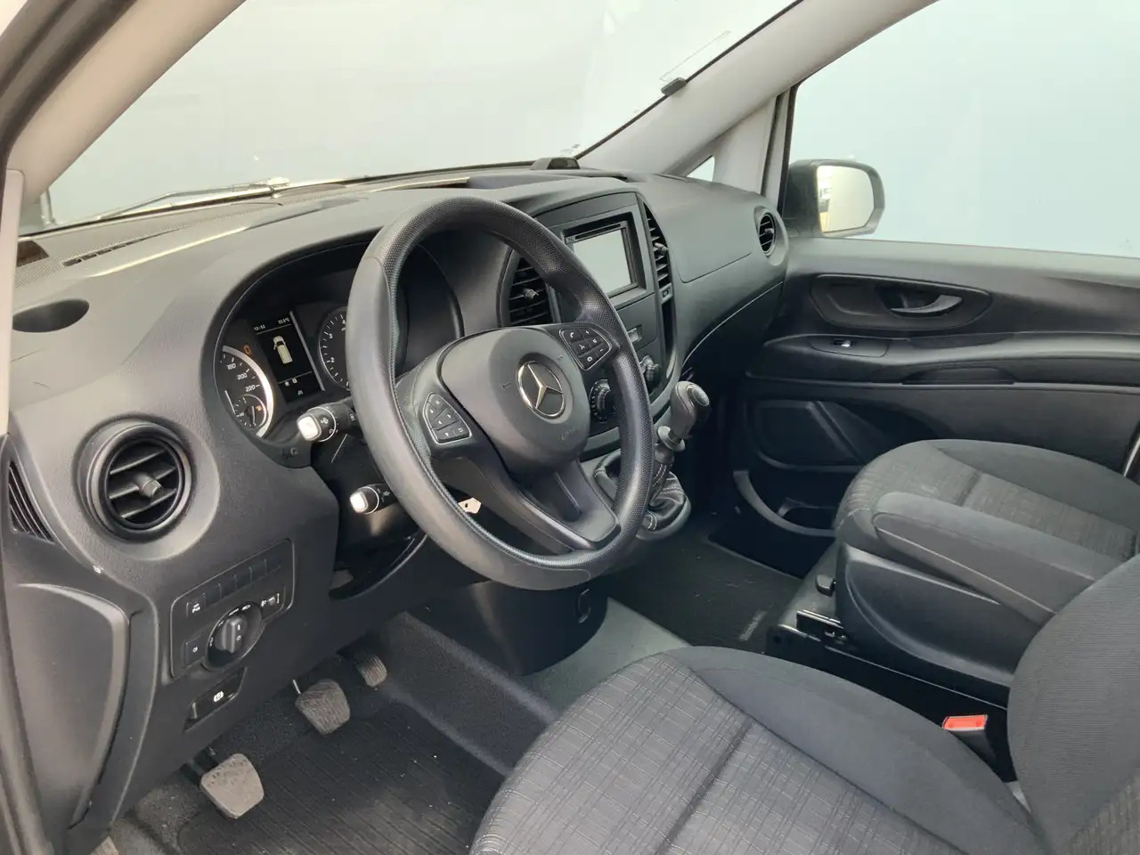 Mercedes-Benz Vito 110 CDI L2 Airco Cruise Navi Scherm Dakrail Euro 6 - Furgon: 5 kép. Mercedes-Benz Vito 110 CDI L2 Airco Cruise Navi Scherm Dakrail Euro 6 - Furgon: 5 kép.