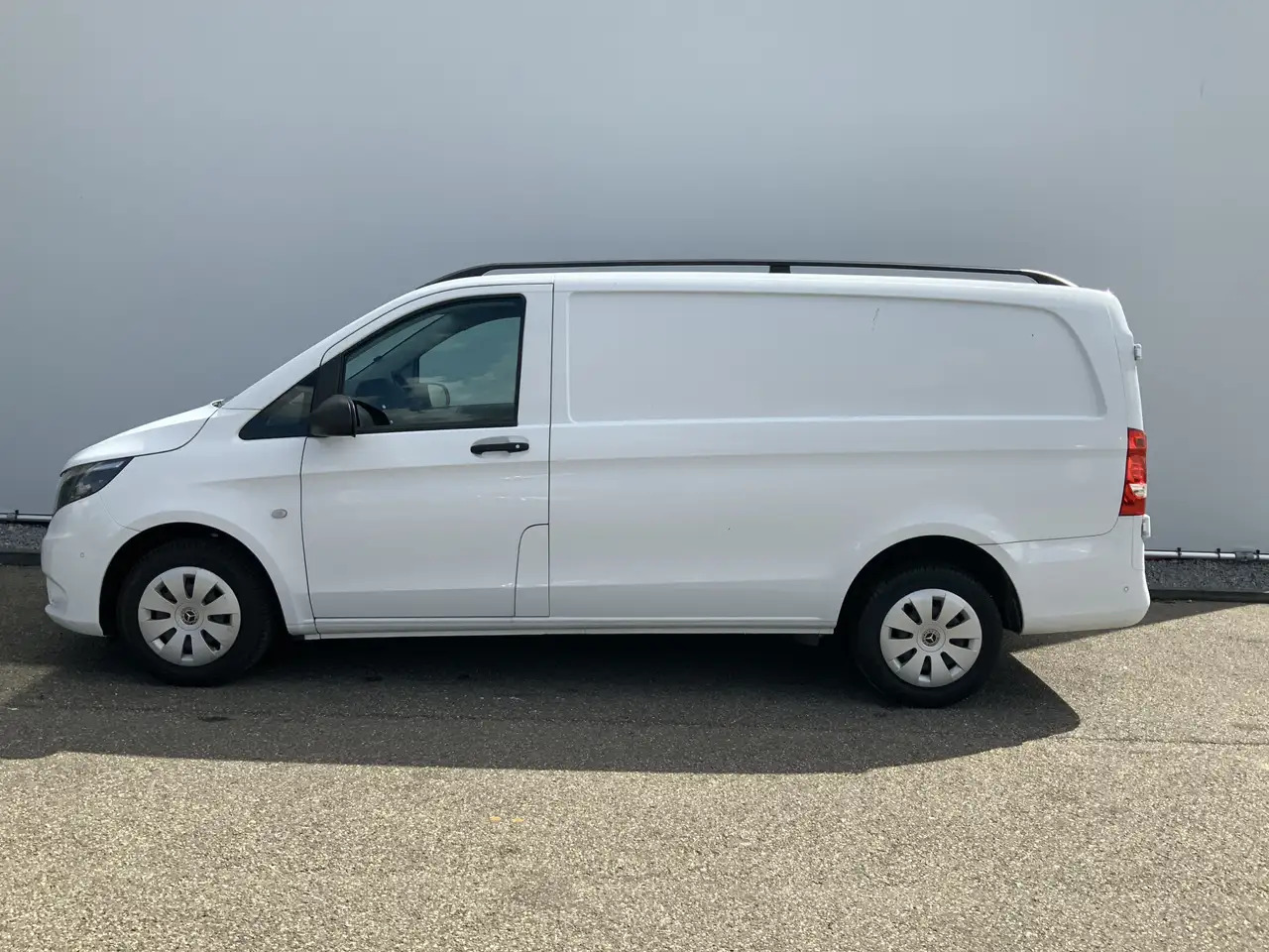 Mercedes-Benz Vito 110 CDI L2 Airco Cruise Navi Scherm Dakrail Euro 6 - Furgon: 3 kép. Mercedes-Benz Vito 110 CDI L2 Airco Cruise Navi Scherm Dakrail Euro 6 - Furgon: 3 kép.