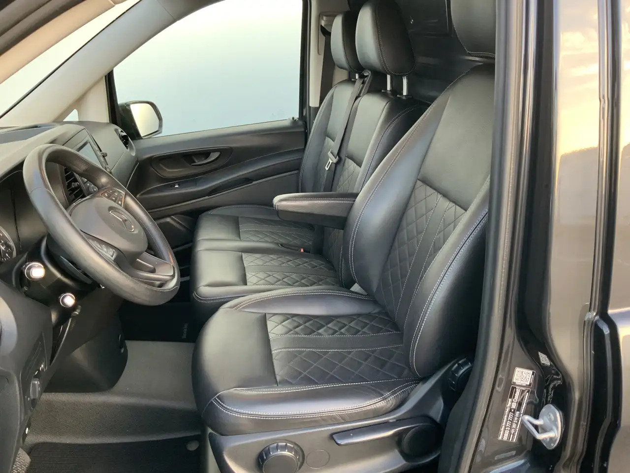 Mercedes-Benz Vito 114 CDI L3 autom. 20 inch , Leer - Furgon: 4 kép. Mercedes-Benz Vito 114 CDI L3 autom. 20 inch , Leer - Furgon: 4 kép.
