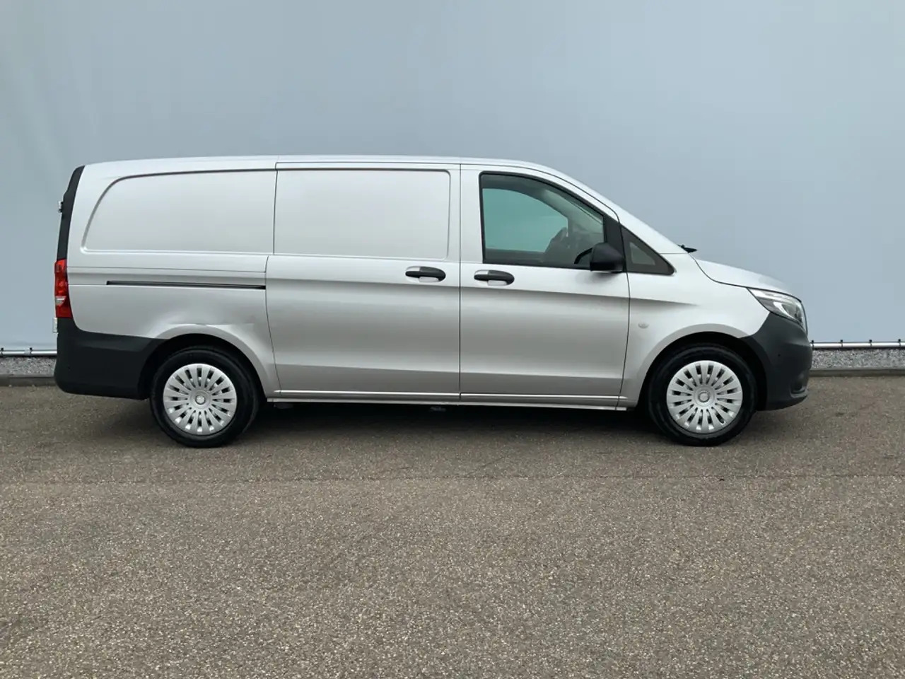 Mercedes-Benz Vito 119 CDI Lang Automaat Airco Cruise Trekhaak 2500 k - Furgon: 3 kép. Mercedes-Benz Vito 119 CDI Lang Automaat Airco Cruise Trekhaak 2500 k - Furgon: 3 kép.