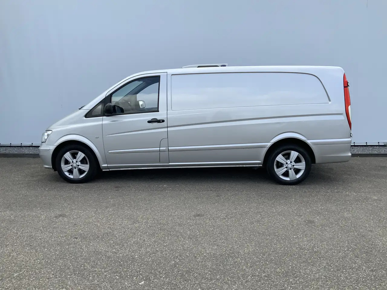 Mercedes-Benz Vito 122 CDI Automaat Koel Auto werkt 100 % 0.gr Airco - Hűtős kisteherautó: 3 kép. Mercedes-Benz Vito 122 CDI Automaat Koel Auto werkt 100 % 0.gr Airco - Hűtős kisteherautó: 3 kép.