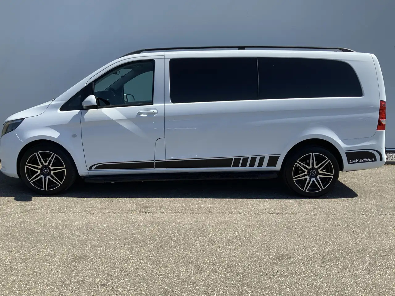 Mercedes-Benz Vito Tourer XL 114 CDI Autom. Airco Cruise Camera Alu V - Furgon: 3 kép. Mercedes-Benz Vito Tourer XL 114 CDI Autom. Airco Cruise Camera Alu V - Furgon: 3 kép.