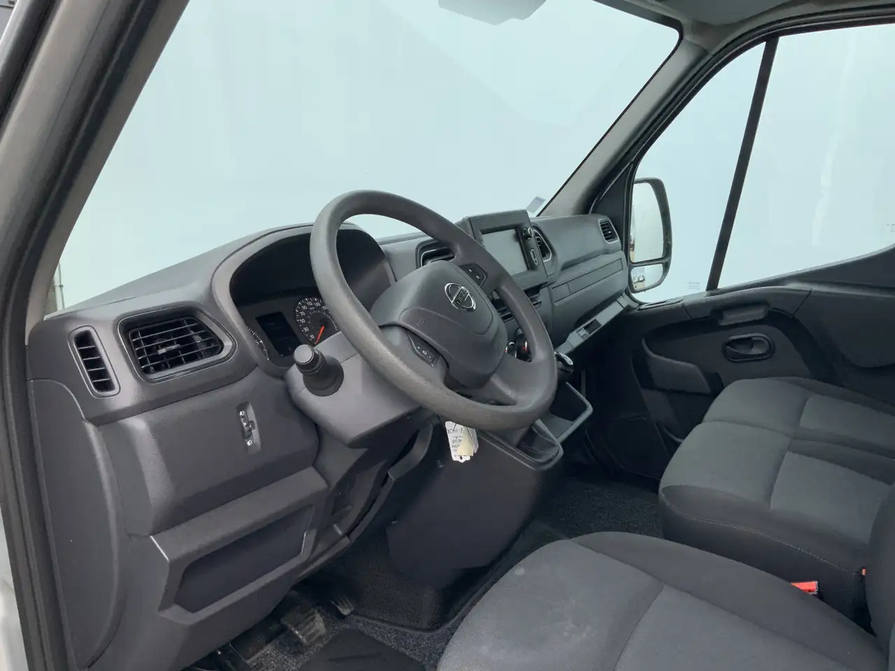 Nissan Interstar 2.3 dCi L2H2 Acenta Airco Cruise 3 Zits Camera Nav - Furgon: 5 kép. Nissan Interstar 2.3 dCi L2H2 Acenta Airco Cruise 3 Zits Camera Nav - Furgon: 5 kép.