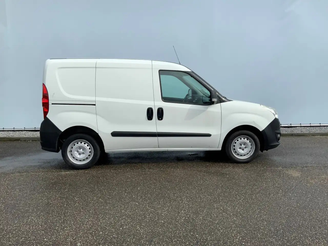 Opel Combo 1.3 CDTi L1H1 ecoFLEX Selection Airco Trekhaak 100 - Kis furgon: 3 kép. Opel Combo 1.3 CDTi L1H1 ecoFLEX Selection Airco Trekhaak 100 - Kis furgon: 3 kép.