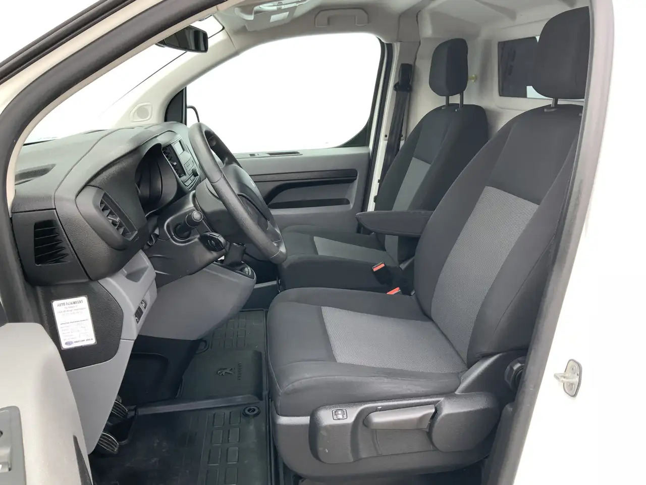Peugeot Expert 227C 2.0 BlueHDI 150 Premium Pack Airco Cruise Cam - Furgon: 4 kép. Peugeot Expert 227C 2.0 BlueHDI 150 Premium Pack Airco Cruise Cam - Furgon: 4 kép.
