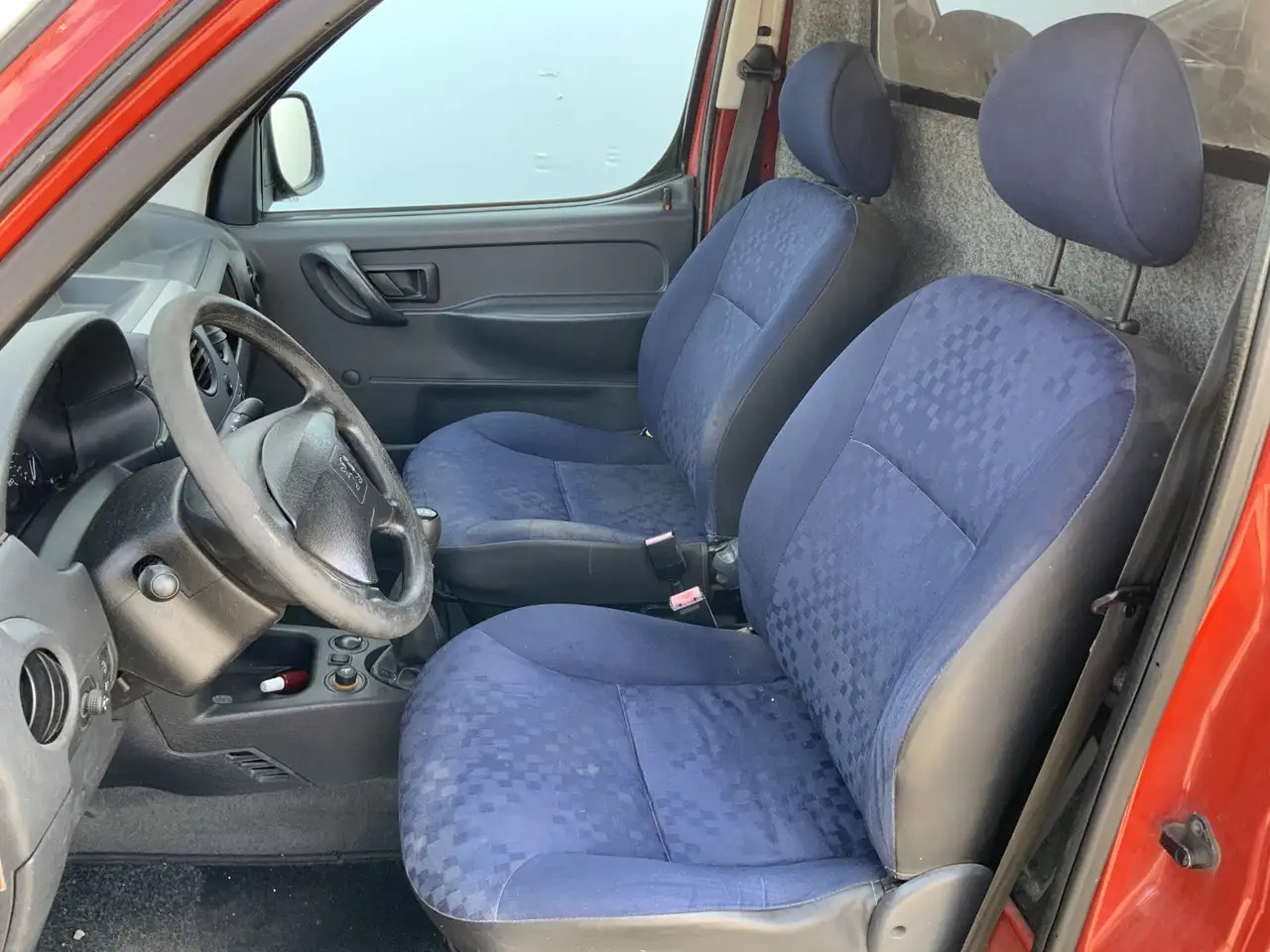 Peugeot Partner 170C 1.4 Avantage Benzine Trekhaak 900 kg Elec Raa - Kis furgon: 4 kép. Peugeot Partner 170C 1.4 Avantage Benzine Trekhaak 900 kg Elec Raa - Kis furgon: 4 kép.