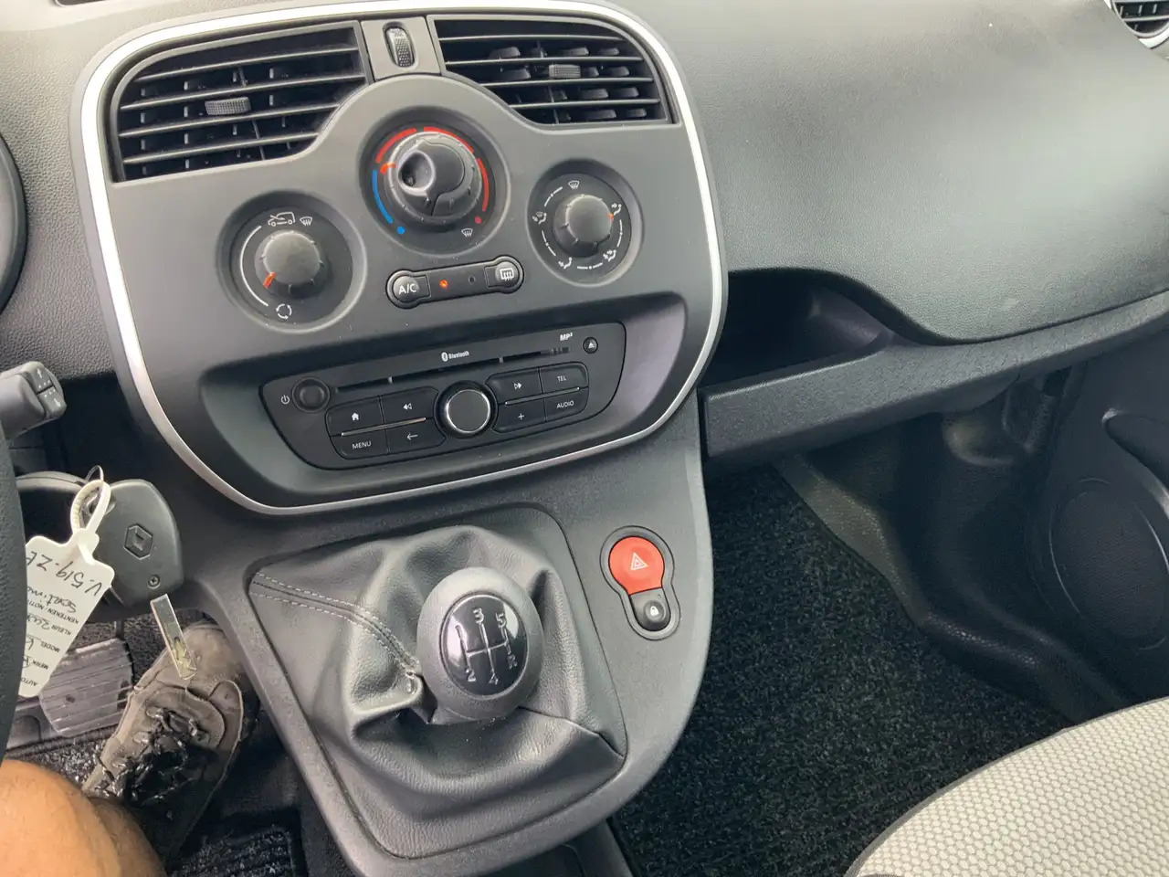 Kis furgon, Többcélú/ Speciális jármű Renault Kangoo 1.5 dCi 90 Energy Comfort Plus .Sortimo Kasten Com: 14 kép. Kis furgon, Többcélú/ Speciális jármű Renault Kangoo 1.5 dCi 90 Energy Comfort Plus .Sortimo Kasten Com: 14 kép.