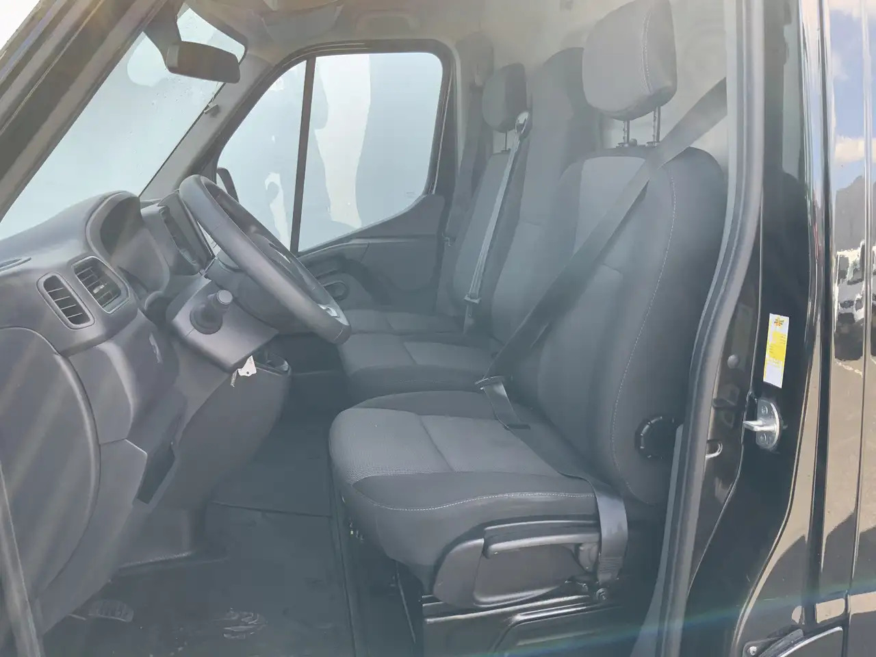 Renault Master T35 2.3 dCi 135 L2H2 Airco Cruise 3 Zits Camera Eu - Furgon: 4 kép. Renault Master T35 2.3 dCi 135 L2H2 Airco Cruise 3 Zits Camera Eu - Furgon: 4 kép.