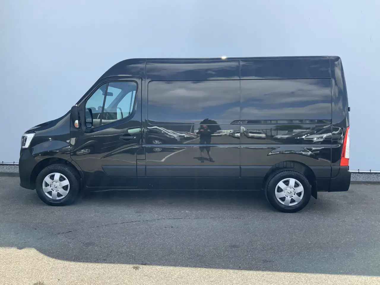 Renault Master T35 2.3 dCi 135 L2H2 Airco Cruise 3 Zits Camera Eu - Furgon: 3 kép. Renault Master T35 2.3 dCi 135 L2H2 Airco Cruise 3 Zits Camera Eu - Furgon: 3 kép.