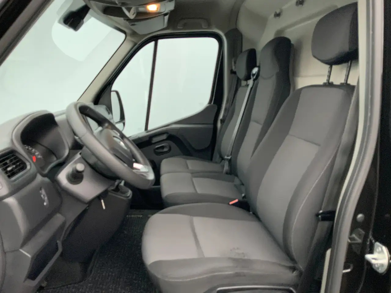 Renault Master T35 2.3 dCi 150 L2H2 Airco Cruise Camera 3 Zits Na - Furgon: 4 kép. Renault Master T35 2.3 dCi 150 L2H2 Airco Cruise Camera 3 Zits Na - Furgon: 4 kép.