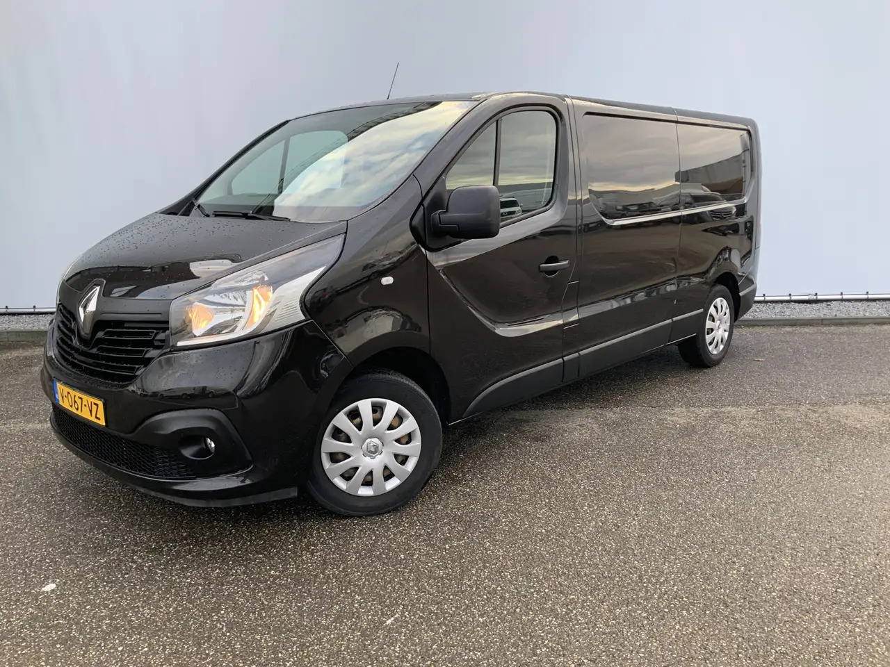 Renault Trafic 1.6 dCi T29 L2H1 Airco Cruise Trerkhaak 2000kg 3 Z - Furgon: 1 kép. Renault Trafic 1.6 dCi T29 L2H1 Airco Cruise Trerkhaak 2000kg 3 Z - Furgon: 1 kép.