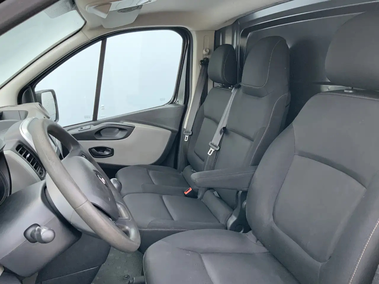 Renault Trafic 1.6 dCi T29 L2H1 Airco Cruise Trerkhaak 2000kg 3 Z - Furgon: 4 kép. Renault Trafic 1.6 dCi T29 L2H1 Airco Cruise Trerkhaak 2000kg 3 Z - Furgon: 4 kép.