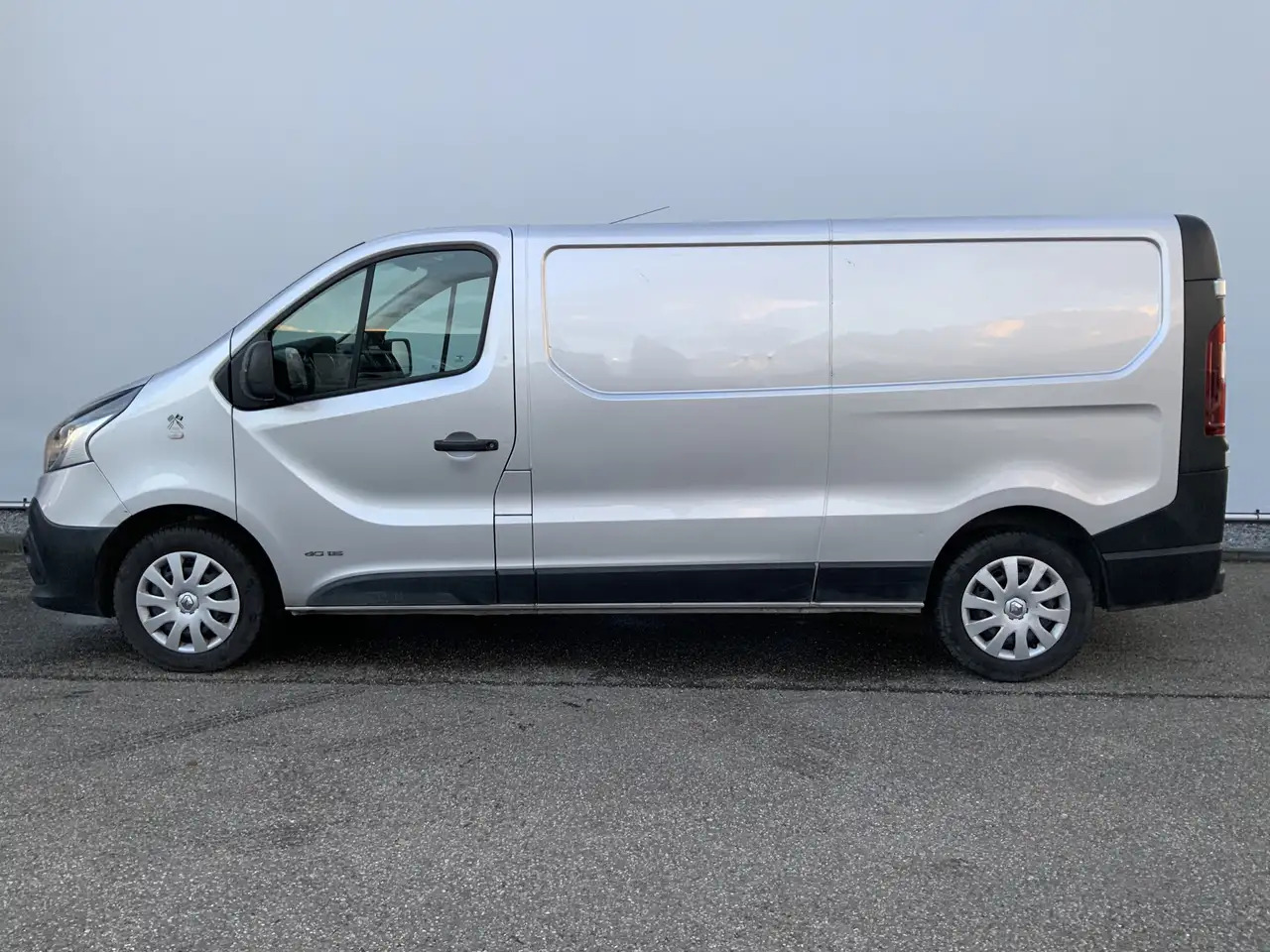 Renault Trafic 1.6 dCi T29 L2H1 Comfort Airco Cruise 3 Zits EXPOR - Furgon: 3 kép. Renault Trafic 1.6 dCi T29 L2H1 Comfort Airco Cruise 3 Zits EXPOR - Furgon: 3 kép.