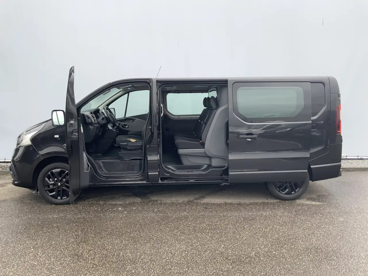 Renault Trafic 1.6 dCi T29 L2H1 Dub Cab 5 Zits Airco Cruise Navi - Duplakabinos kisteherautó: 4 kép. Renault Trafic 1.6 dCi T29 L2H1 Dub Cab 5 Zits Airco Cruise Navi - Duplakabinos kisteherautó: 4 kép.