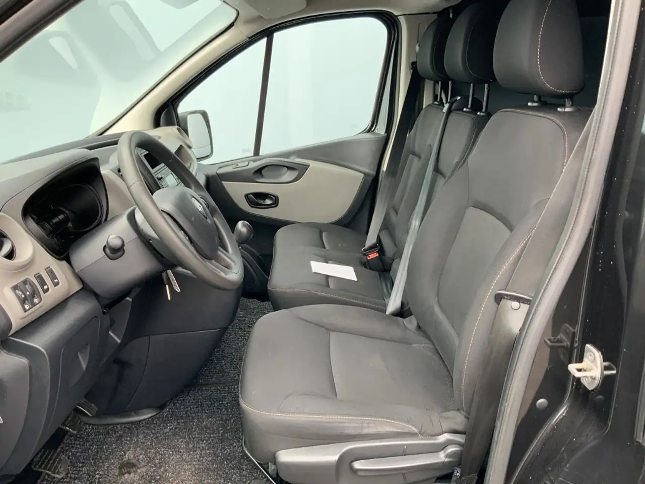Renault Trafic 1.6 dCi T29 L2H2 Comfort Energy Airco Cruise 3 Zit - Furgon: 5 kép. Renault Trafic 1.6 dCi T29 L2H2 Comfort Energy Airco Cruise 3 Zit - Furgon: 5 kép.