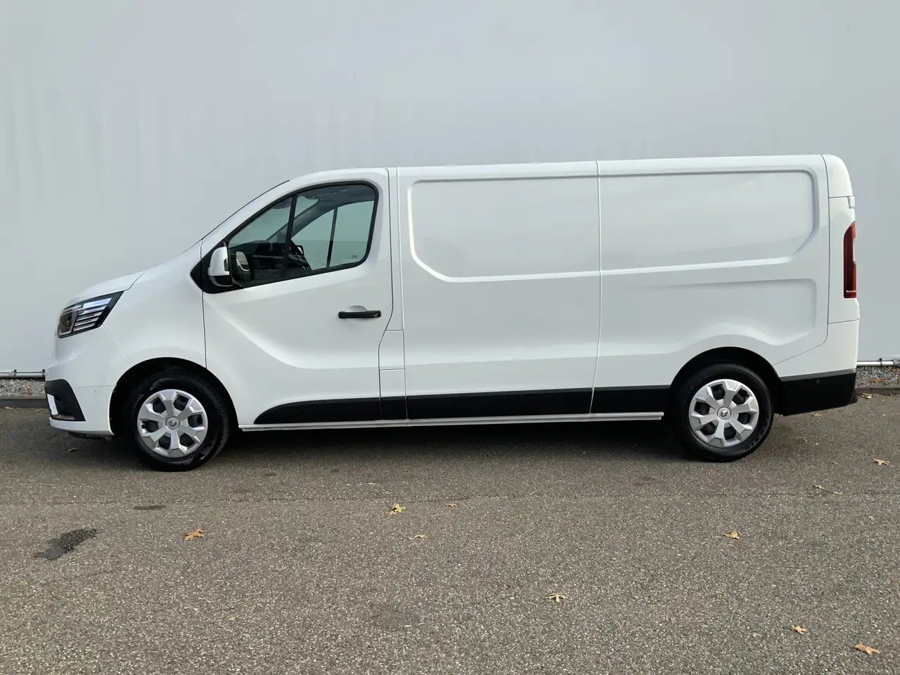 Renault Trafic 2.0 dCi 130 T30 L2H1 Work Edition Airco Cruise Nav - Furgon: 3 kép. Renault Trafic 2.0 dCi 130 T30 L2H1 Work Edition Airco Cruise Nav - Furgon: 3 kép.
