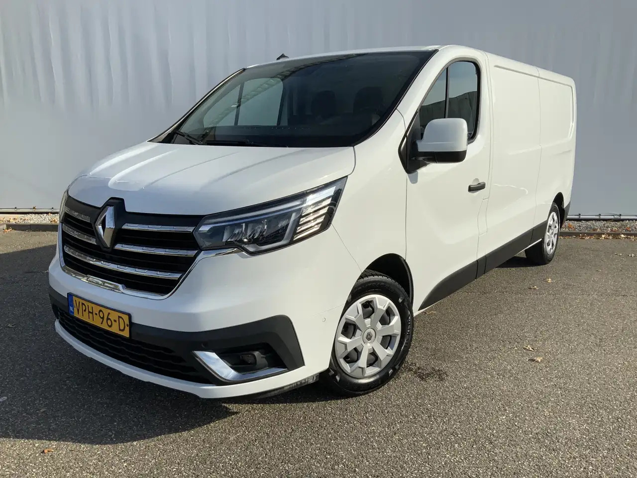 Renault Trafic 2.0 dCi 130 T30 L2H1 Work Edition Airco Cruise Nav - Furgon: 1 kép. Renault Trafic 2.0 dCi 130 T30 L2H1 Work Edition Airco Cruise Nav - Furgon: 1 kép.