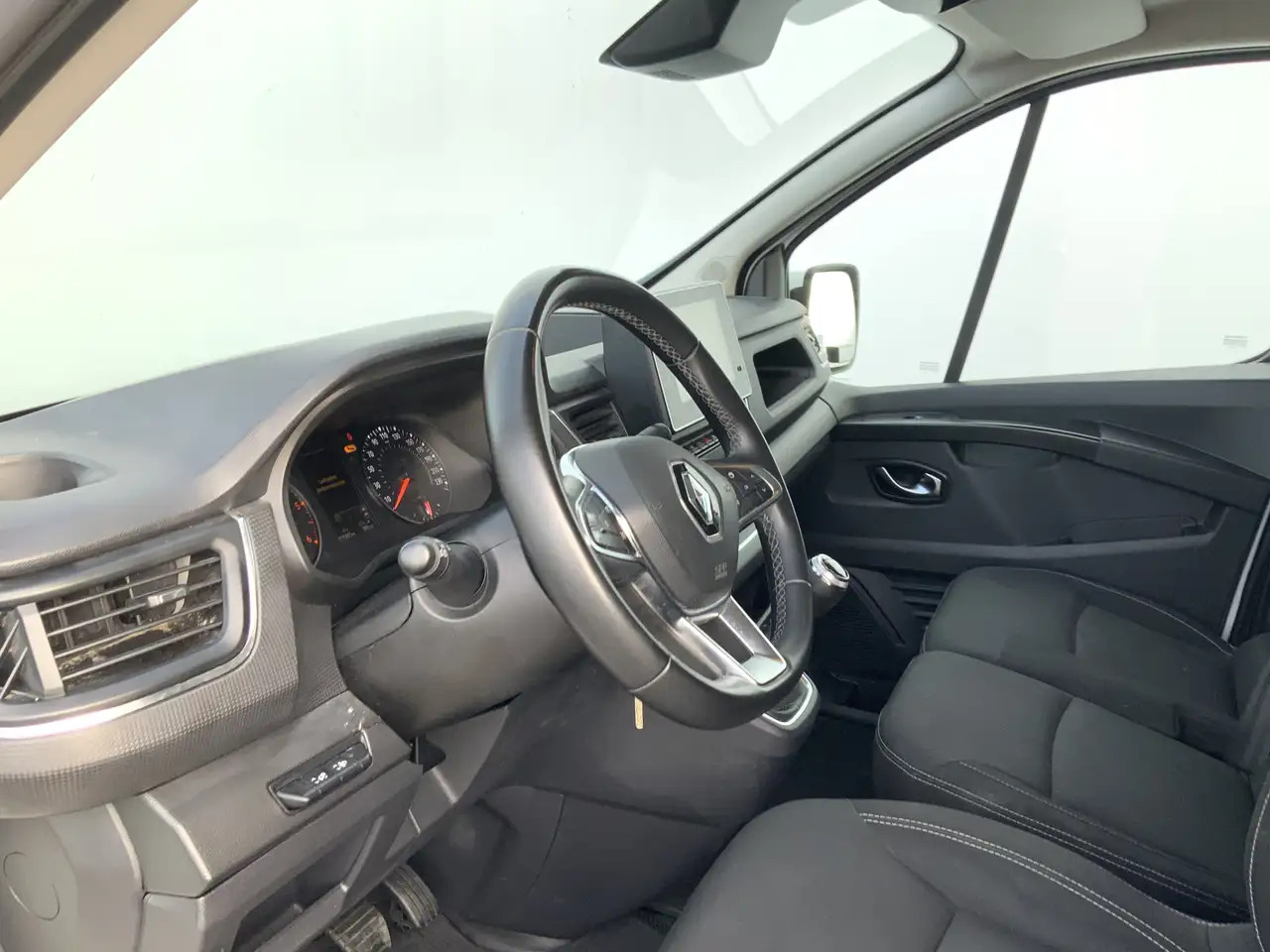 Renault Trafic 2.0 dCi 130 T30 L2H1 Work Edition Airco Cruise Nav - Furgon: 5 kép. Renault Trafic 2.0 dCi 130 T30 L2H1 Work Edition Airco Cruise Nav - Furgon: 5 kép.