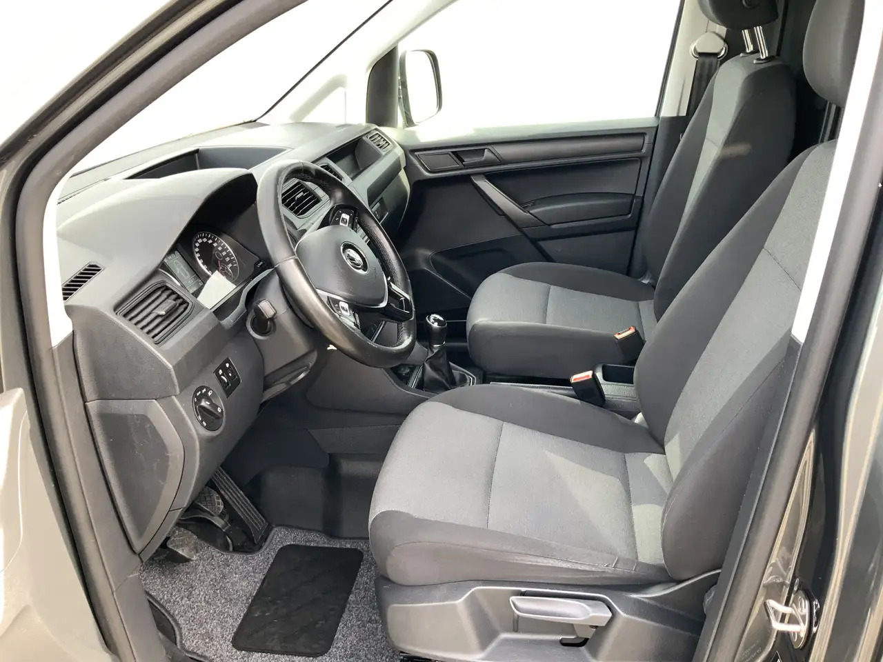 Volkswagen Caddy 2.0 TDI L2H1 BMT Maxi Exclusive Edtion Airco Navi - Kis furgon: 4 kép. Volkswagen Caddy 2.0 TDI L2H1 BMT Maxi Exclusive Edtion Airco Navi - Kis furgon: 4 kép.