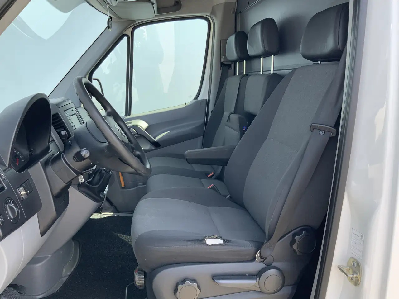 Volkswagen Crafter 35 2.0 TDI L1H1 Airco Cruise 3 Zits Trekhaak 2000 - Furgon: 4 kép. Volkswagen Crafter 35 2.0 TDI L1H1 Airco Cruise 3 Zits Trekhaak 2000 - Furgon: 4 kép.