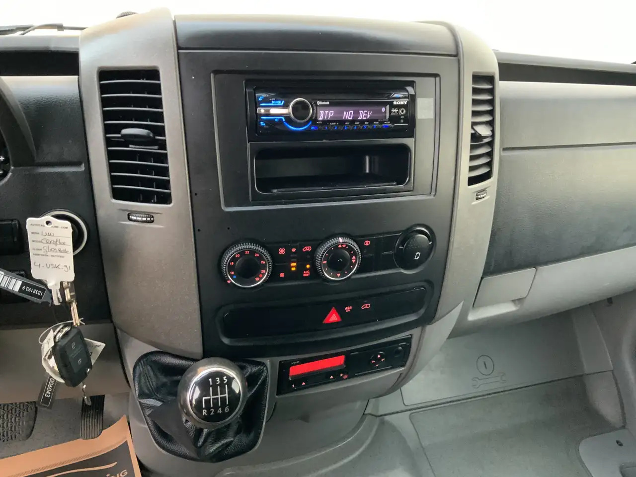 Volkswagen Crafter 35 2.0 TDI L3H1 Glasresteel Airco Cruise 3 Zits UI - Dobozos kisteherautó, Többcélú/ Speciális jármű: 5 kép. Volkswagen Crafter 35 2.0 TDI L3H1 Glasresteel Airco Cruise 3 Zits UI - Dobozos kisteherautó, Többcélú/ Speciális jármű: 5 kép.