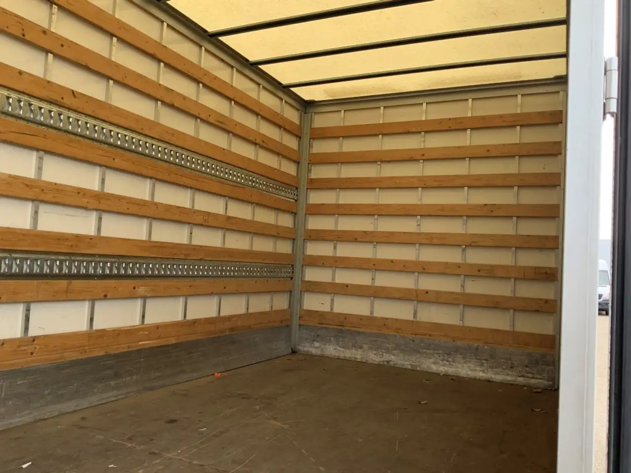 Dobozos kisteherautó Volkswagen Crafter 35 2.0 TDI L4 Meubelbak & Lift Automaat Airco Crui: 7 kép.