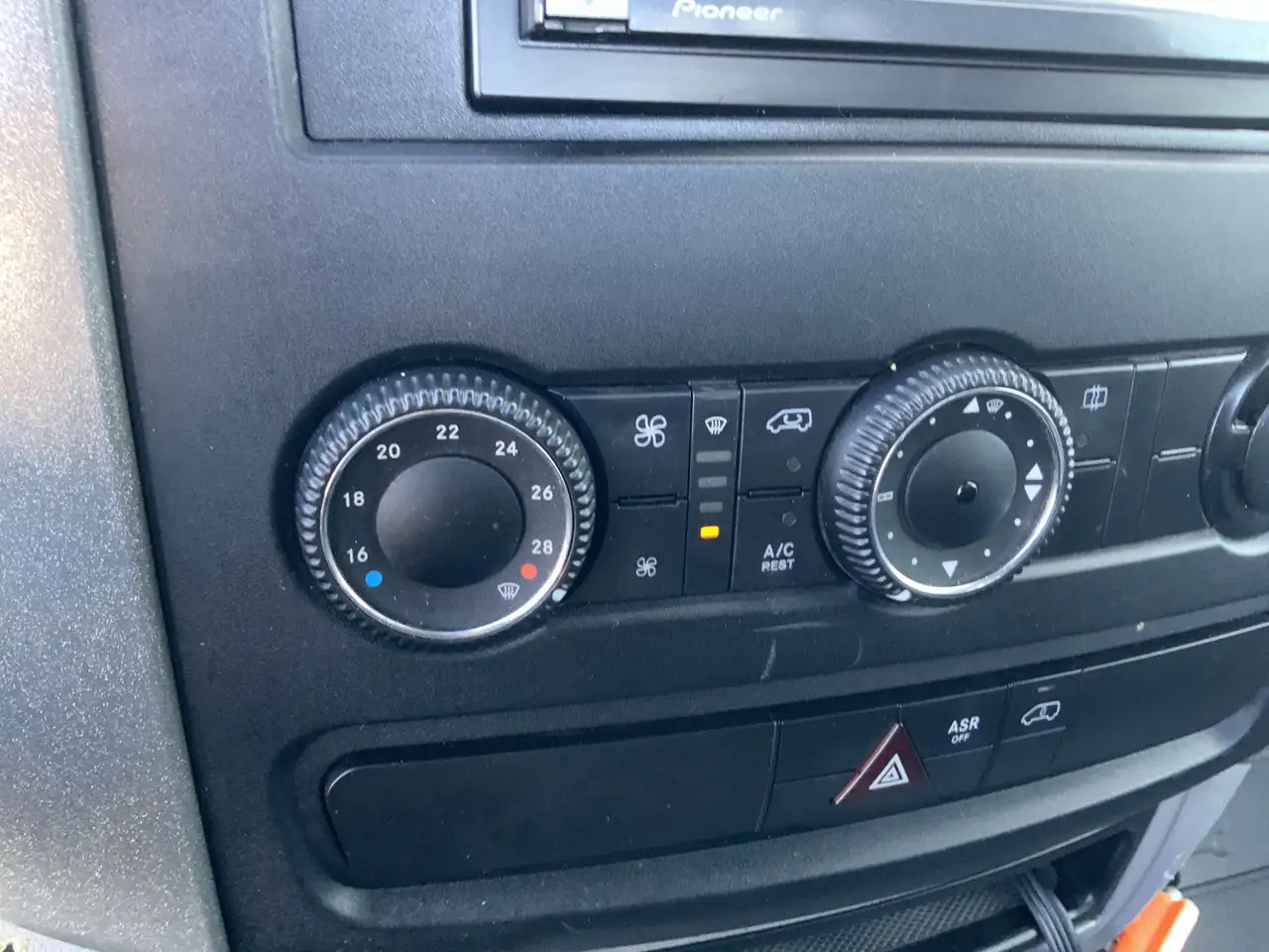 Volkswagen Crafter 50 2.0 TDI L2H1Pick Up Airco Cruise Trekhaak 3500 - Platós kisteherautó: 5 kép. Volkswagen Crafter 50 2.0 TDI L2H1Pick Up Airco Cruise Trekhaak 3500 - Platós kisteherautó: 5 kép.