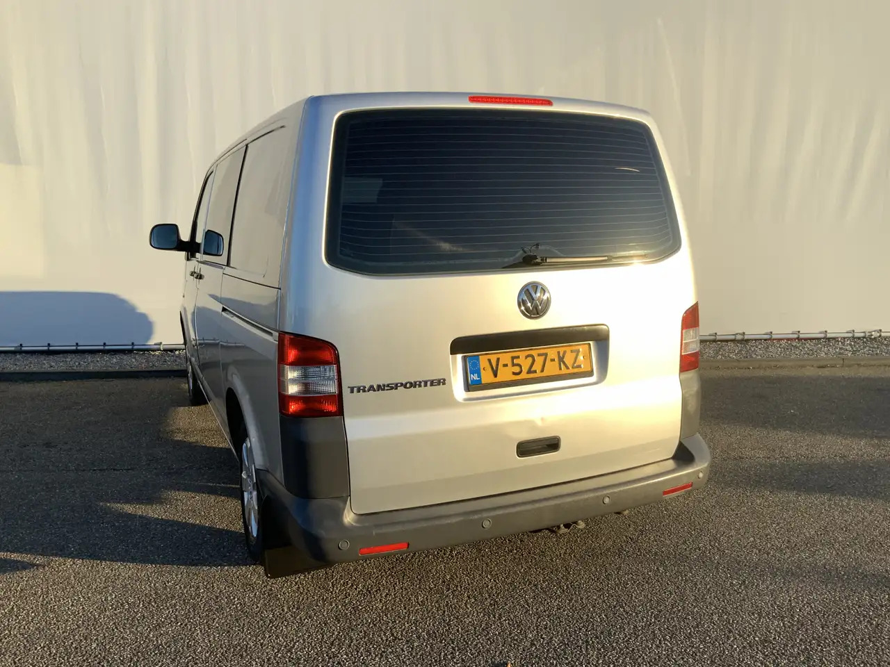 Volkswagen T5 Transporter 2.0 L1H2 Benzine Airco Navi Dub Schuifdeuren Leer - Furgon: 2 kép. Volkswagen T5 Transporter 2.0 L1H2 Benzine Airco Navi Dub Schuifdeuren Leer - Furgon: 2 kép.