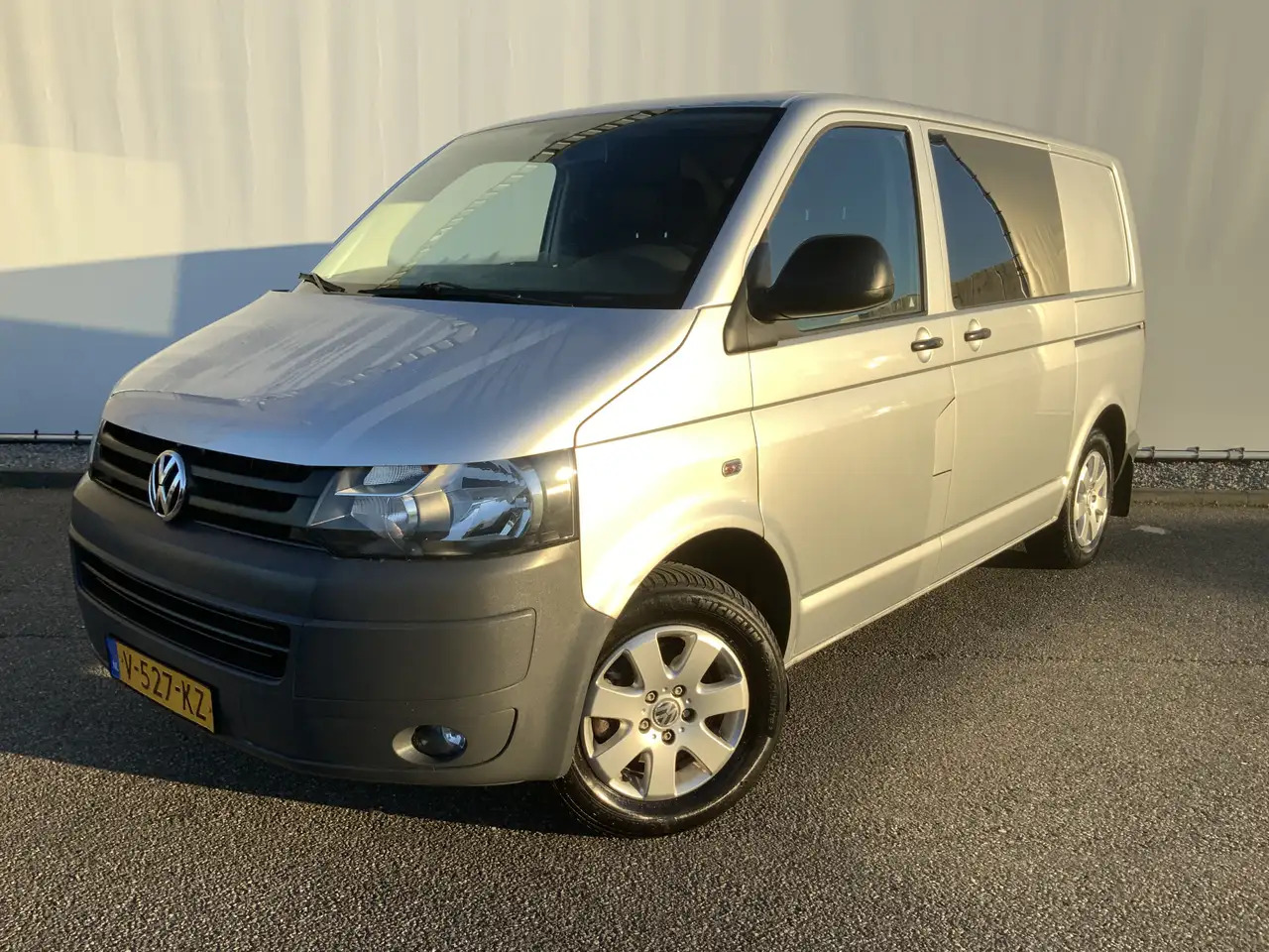 Volkswagen T5 Transporter 2.0 L1H2 Benzine Airco Navi Dub Schuifdeuren Leer - Furgon: 1 kép. Volkswagen T5 Transporter 2.0 L1H2 Benzine Airco Navi Dub Schuifdeuren Leer - Furgon: 1 kép.