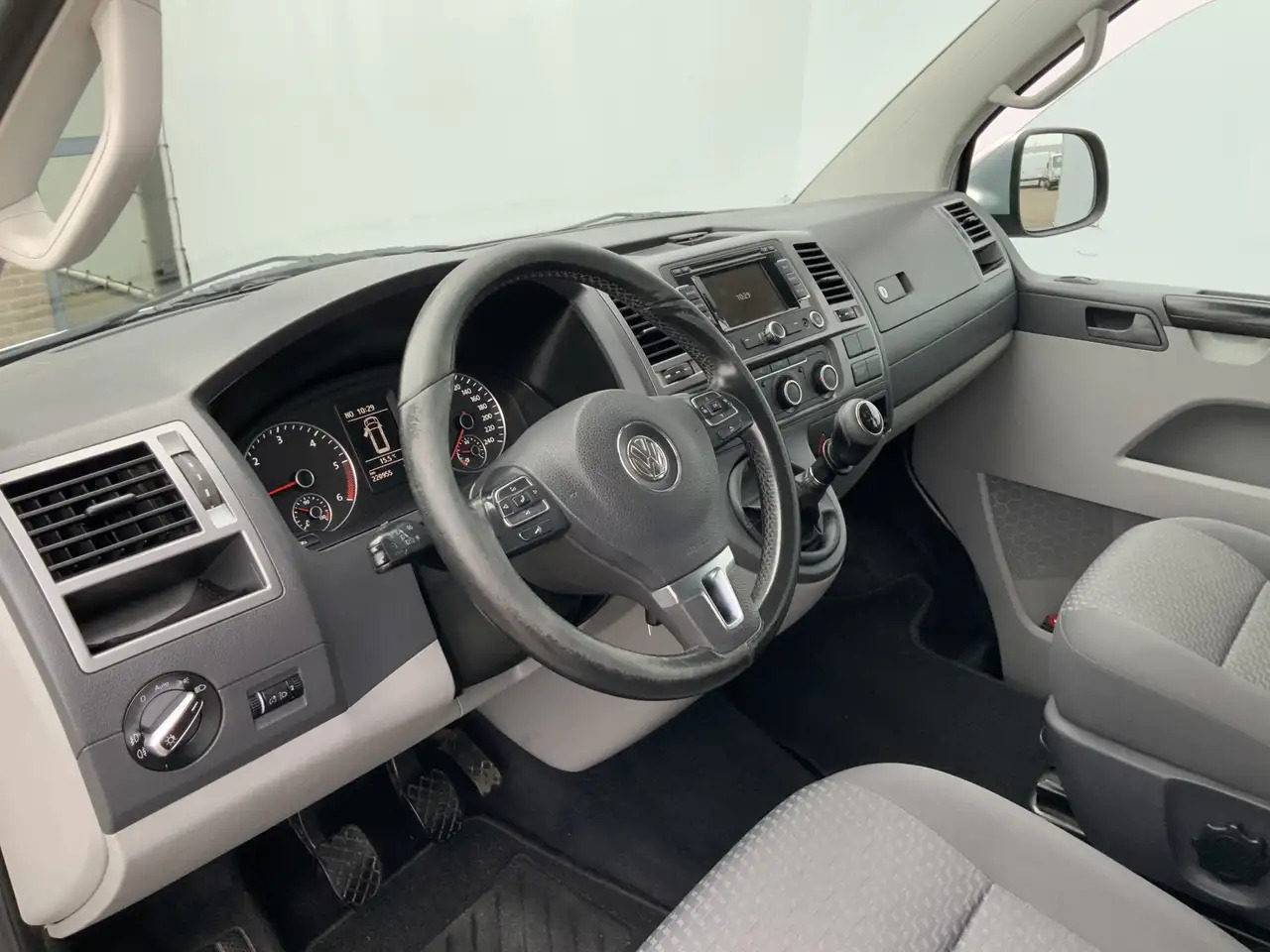 Volkswagen T5 Transporter MARGE 2.0 TDI L2H1 Dub Cab Airco Cruise Alu Velg S - Duplakabinos kisteherautó: 5 kép. Volkswagen T5 Transporter MARGE 2.0 TDI L2H1 Dub Cab Airco Cruise Alu Velg S - Duplakabinos kisteherautó: 5 kép.