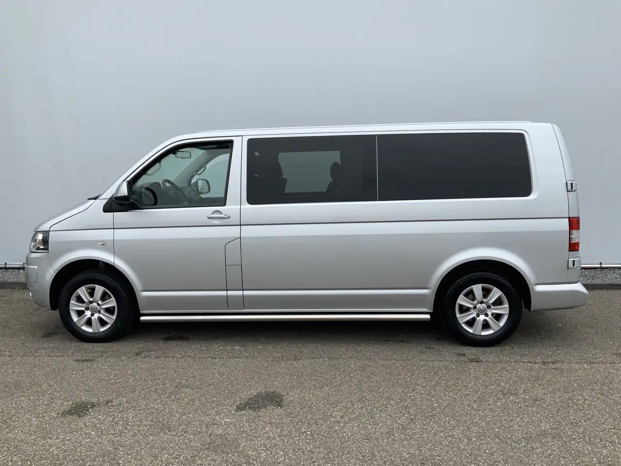 Volkswagen T5 Transporter MARGE 2.0 TDI L2H1 Dub Cab Airco Cruise Alu Velg S - Duplakabinos kisteherautó: 3 kép. Volkswagen T5 Transporter MARGE 2.0 TDI L2H1 Dub Cab Airco Cruise Alu Velg S - Duplakabinos kisteherautó: 3 kép.