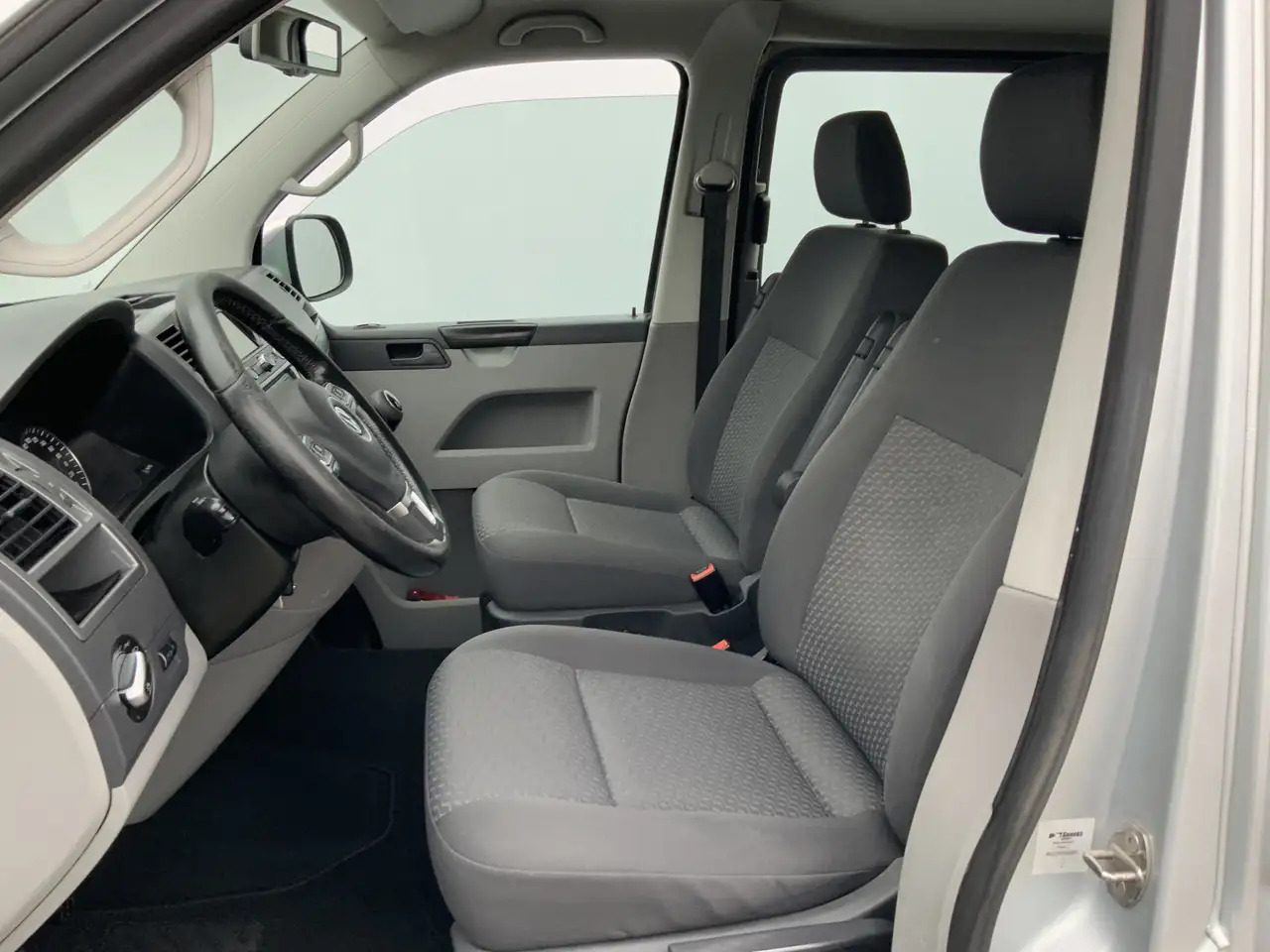 Volkswagen T5 Transporter MARGE 2.0 TDI L2H1 Dub Cab Airco Cruise Alu Velg S - Duplakabinos kisteherautó: 4 kép. Volkswagen T5 Transporter MARGE 2.0 TDI L2H1 Dub Cab Airco Cruise Alu Velg S - Duplakabinos kisteherautó: 4 kép.