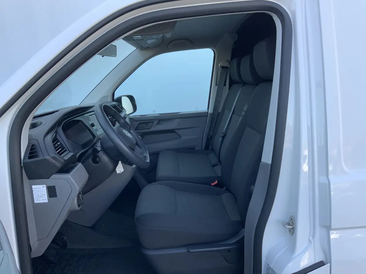 Volkswagen T6.1 Transporter 2.0 TDI L1H1 26 Economy Business Airco Cruise 3 Zi - Furgon: 4 kép. Volkswagen T6.1 Transporter 2.0 TDI L1H1 26 Economy Business Airco Cruise 3 Zi - Furgon: 4 kép.