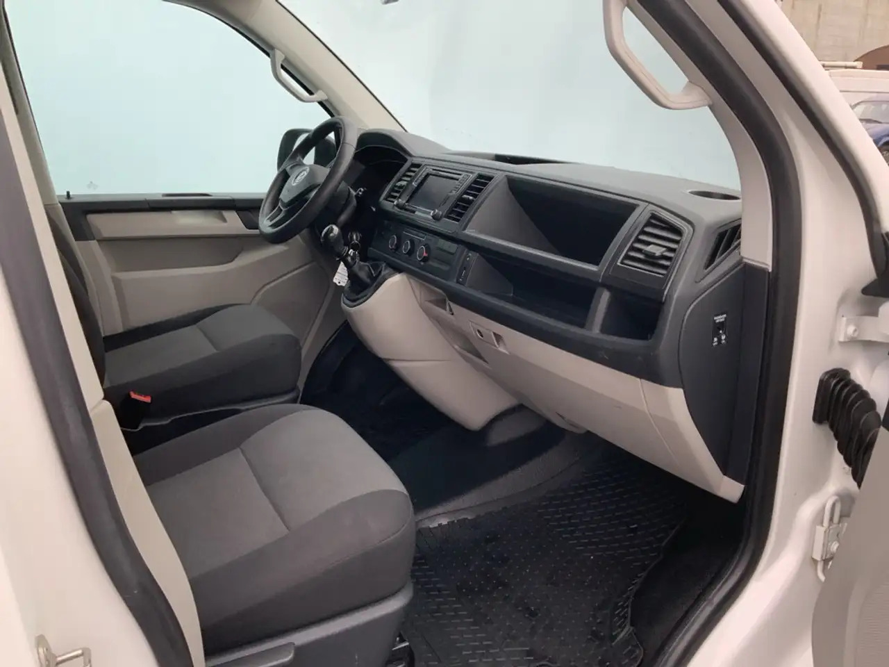 Volkswagen T6 Transporter 2.0 TDI L1H1 Comfortline Airco Navi Trekhaak 2200 - Furgon: 5 kép. Volkswagen T6 Transporter 2.0 TDI L1H1 Comfortline Airco Navi Trekhaak 2200 - Furgon: 5 kép.