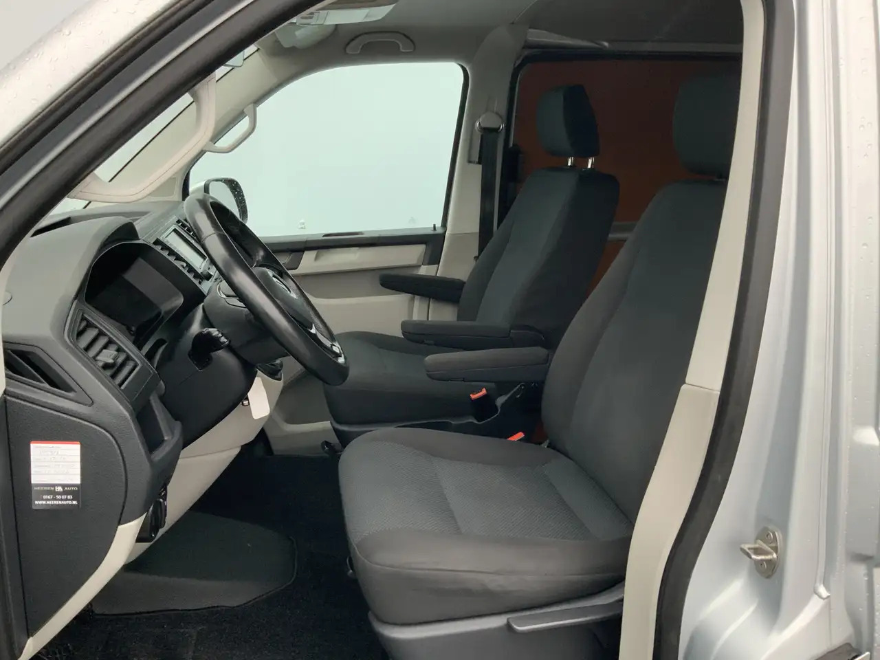 Volkswagen T6 Transporter 2.0 TDI L1H1 Highline Airco Cruise Alu Velg( R Por - Furgon: 4 kép. Volkswagen T6 Transporter 2.0 TDI L1H1 Highline Airco Cruise Alu Velg( R Por - Furgon: 4 kép.