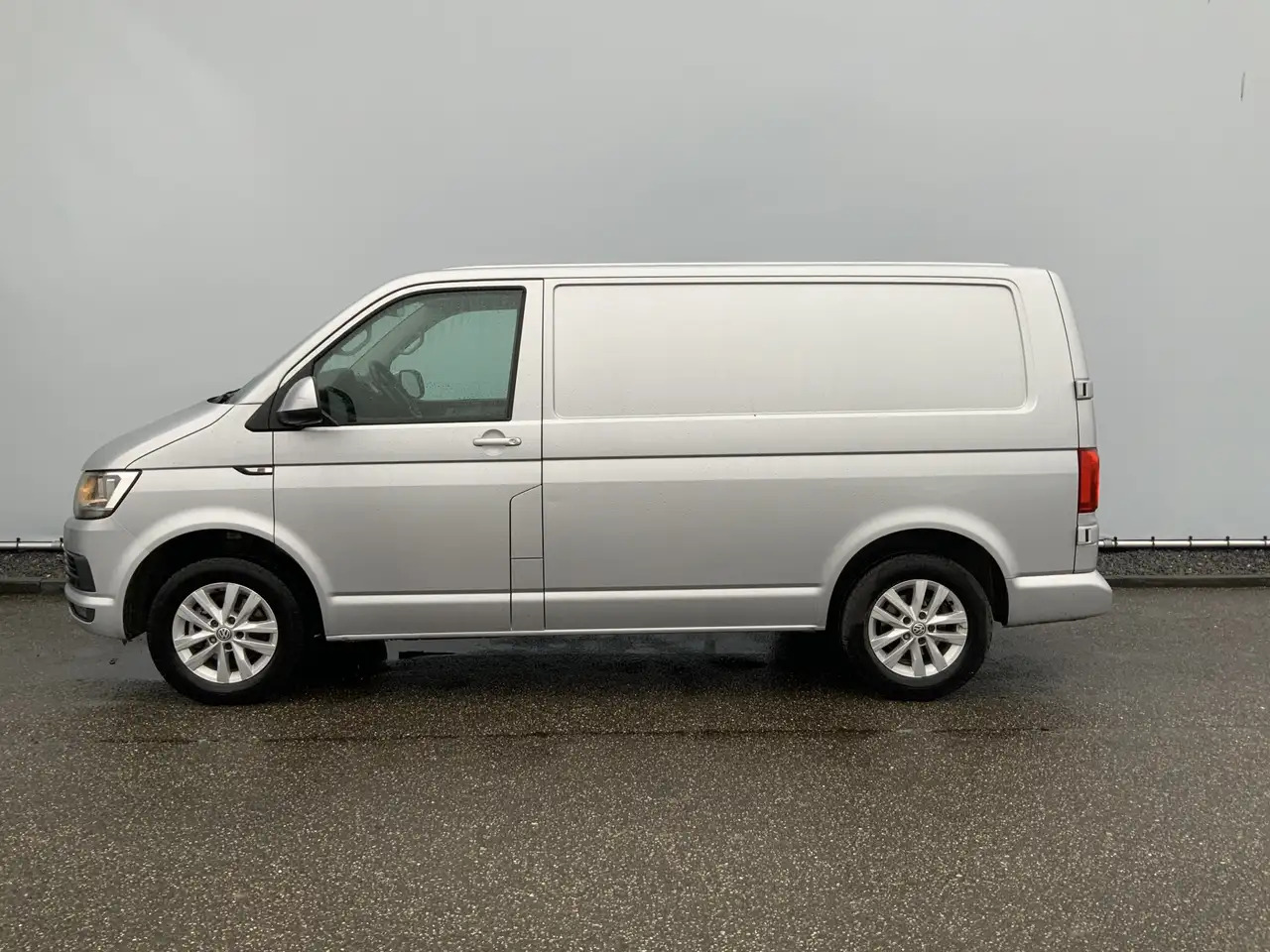 Volkswagen T6 Transporter 2.0 TDI L1H1 Highline Airco Cruise Alu Velg( R Por - Furgon: 3 kép. Volkswagen T6 Transporter 2.0 TDI L1H1 Highline Airco Cruise Alu Velg( R Por - Furgon: 3 kép.