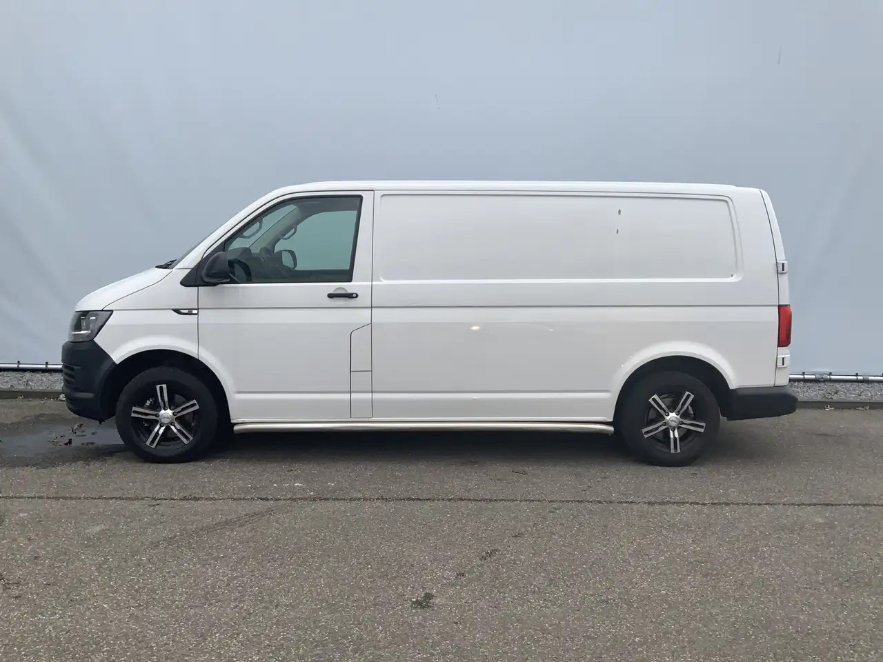 Volkswagen T6 Transporter 2.0 TDI L2H1 Airco Navi Trekhaak 2200 kg 3 Zits Al - Furgon: 3 kép. Volkswagen T6 Transporter 2.0 TDI L2H1 Airco Navi Trekhaak 2200 kg 3 Zits Al - Furgon: 3 kép.