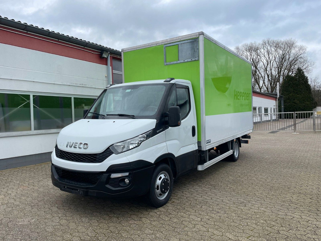Iveco Daily 35C15 Koffer 4.2m Ladebordwand - Dobozos kisteherautó: 1 kép. Iveco Daily 35C15 Koffer 4.2m Ladebordwand - Dobozos kisteherautó: 1 kép.